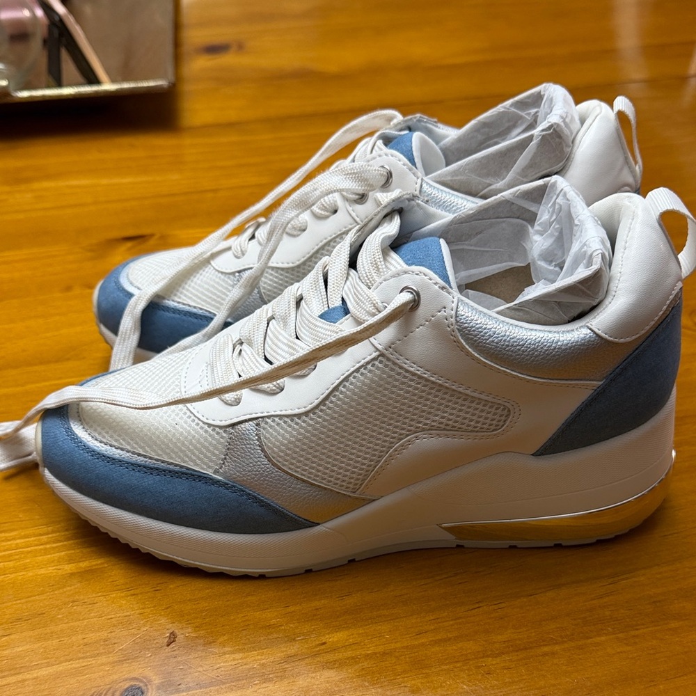J Slides White and Light Blue Women's Fashion Sneakers 8.5M - Picture 3 of 12